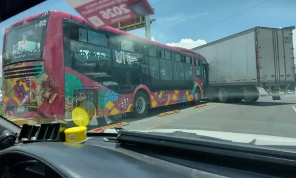 Un tráiler que invadió de forma imprudente el carril exclusivo del Tuzobús impactó lateralmente a la unidad Parador T-05 a la altura de la estación Cuna del Fútbol, sobre el bulevar Felipe Ángeles. Foto: Cortesía