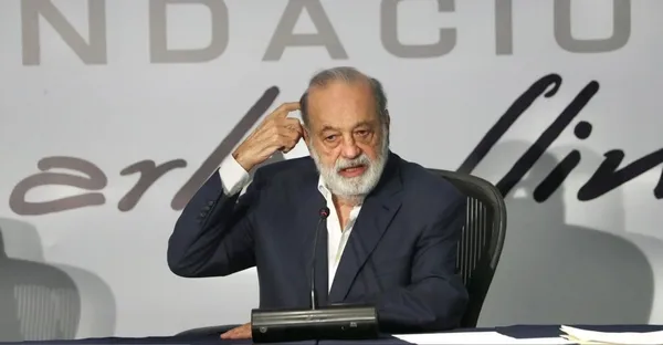 El empresario Carlos Slim Helú durante una conferencia de prensa analizando el sector de telecomunicaciones en México.