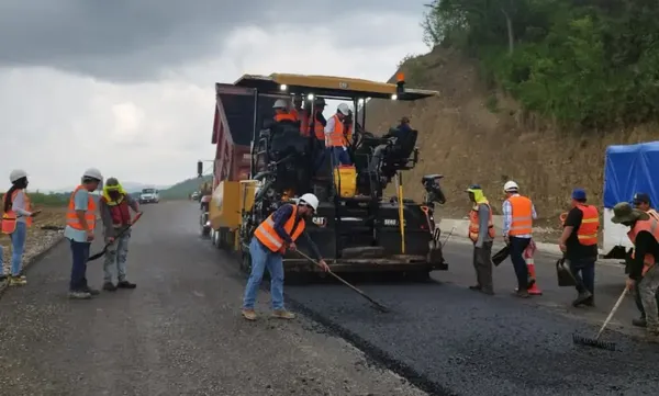 Alumnos de Ingeniería Civil de la UTHH reciben explicación técnica sobre el tendido de base asfáltica en la carretera Huejutla–Tamazunchale. Foto: SEPH