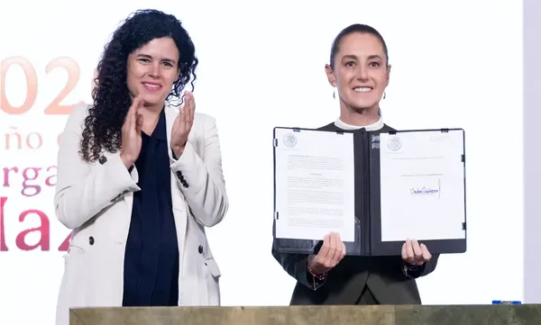 La presidenta Claudia Sheinbaum firma el decreto para garantizar la seguridad de niñas, niños y adolescentes en plataformas digitales y redes sociales.