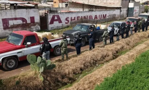 Elementos de la SSPH y la Guardia Nacional aseguraron 6,331 litros de hidrocarburo ilegal y siete vehículos durante un operativo en la localidad de La Vega, municipio de Tlaxcoapan.