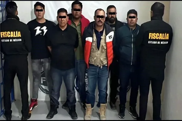 Los seis detenidos portaban uniformes y escudos falsos de la FGJEM al momento de su captura en Huehuetoca. Foto: Cortesía