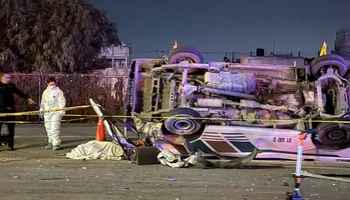 Destrozos y revisión de la colectiva accidentada en Pachuca por operar sin seguro obligatorio.