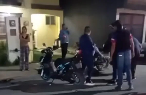 Escena del crimen en el fraccionamiento Fuentes de Tizayuca tras ataque armado contra un motociclista; se observan agentes y la motoneta resguardada.