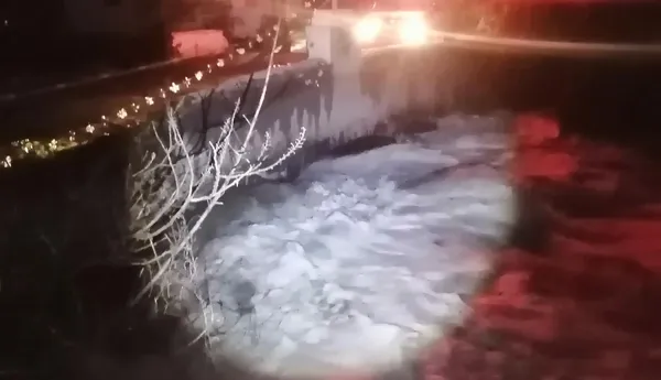 Río Salado en Tezontepec de Aldama amenaza con desbordarse tras lluvias intensas; Protección Civil activa monitoreo permanente.
