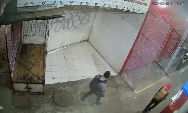 Cámaras de videovigilancia captaron a cuatro sujetos operando "en manada" para golpear y asaltar a peatones en las calles Ocampo y zonas aledañas del Centro de Pachuca. Foto: Cortesía