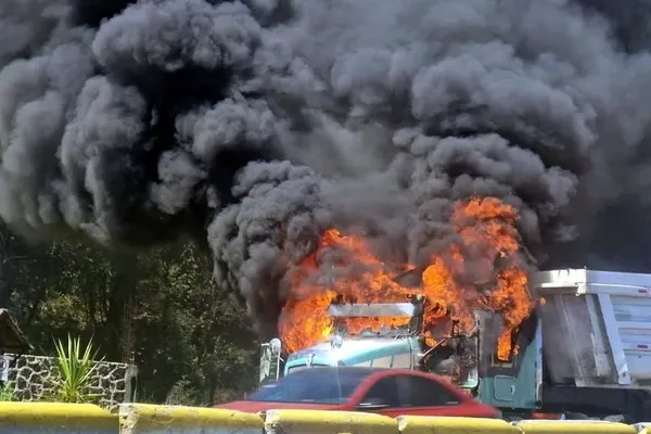 Elementos de la Guardia Nacional resguardan la zona tras el incendio de camiones de carga provocado por gremios de la construcción en el km 68 de la Autopista México-Puebla. Foto: Cortesía