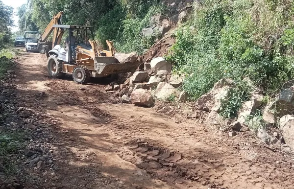 Gobierno federal trabaja para restablecer caminos en comunidades incomunicadas de Hidalgo y Veracruz.