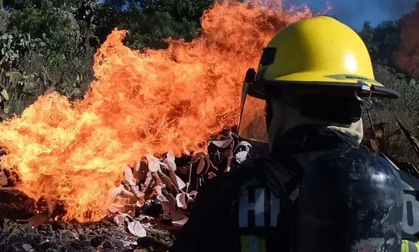 Bomberos de Hidalgo sofocaron el fuego en un ducto de Pemex en Xolostitla, Epazoyucan, que dejó dos trabajadores de la empresa pública lesionados.