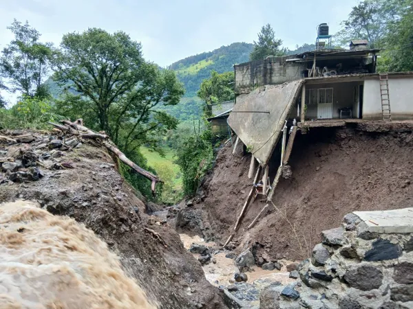 El municipio de San Bartolo Tutotepec reporta varias viviendas destruidas por las lluvias que azotaron la entidad tras el paso del debilitado huracán Priscilla.