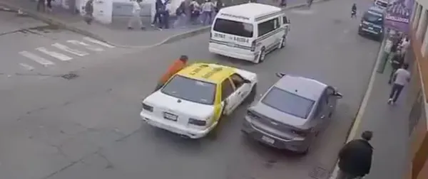 Una cámara de seguridad grabó el momento en que un taxista huye de un operativo de revisión en Tulancingo, Hidalgo