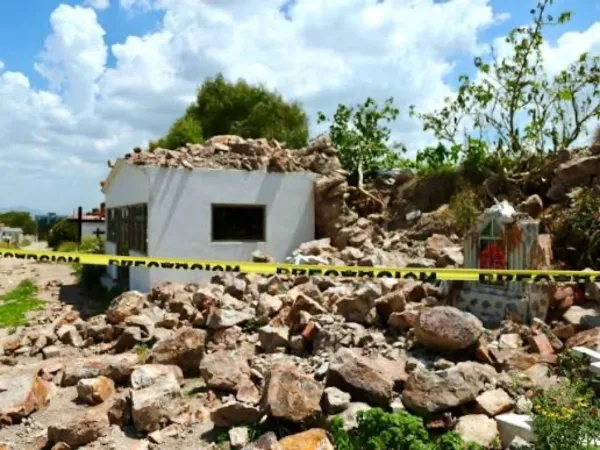 Barda perimetral colapsada del Panteón Municipal de Pachuca
