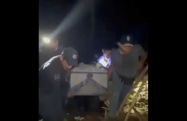 Habitantes de Ixcatlán localidad del municipio de Molango debieron llevar en hombros un ataúd debido a que el pueblo sigue incomunicado por decenas de deslaves.