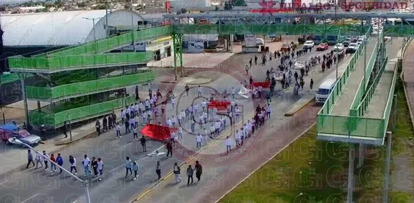 La manifestación de estudiantes de El Mexe inició en la autopista México-Pachuca, a la altura de Matilde y continúo hacia la SEPH y después hacia el centro de la capital.