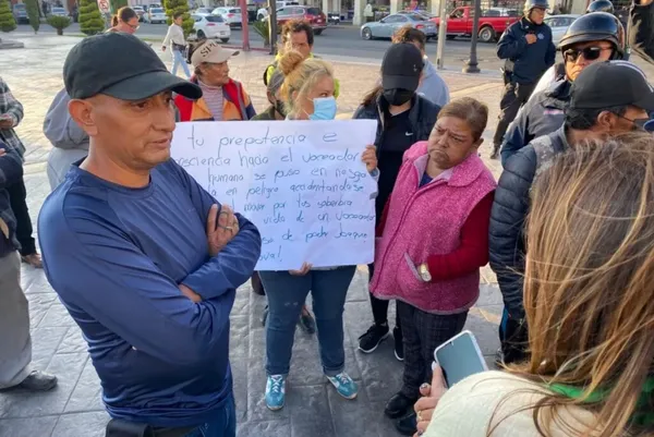 Voceadores protestan en Plaza Juárez de Pachuca contra director de Comercio y Abasto.