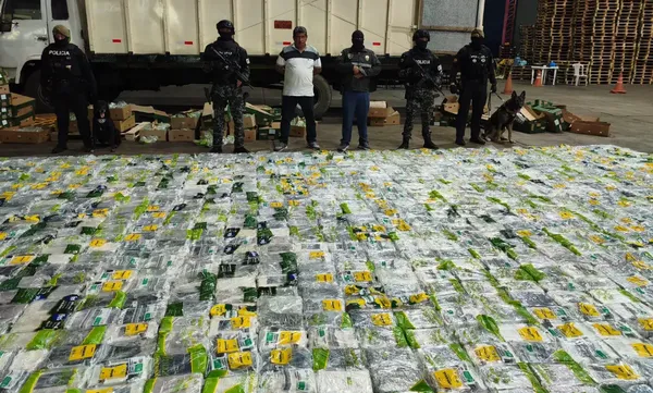Fuerzas de seguridad de Ecuador custodian los 1.080 bloques de cocaína decomisados en el puerto de Machala antes de su salida hacia el Inglaterra. Foto: @JohnReimberg