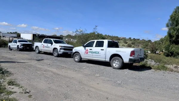 Personal de Pemex arribó a la colonia El Venado, en Mineral de la Reforma, para controlar una fuga de combustible que se registró debido a una presunta toma clandestina.