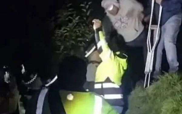 Agentes de seguridad rescatan de noche a una familia hidalguense asaltada en la sierra de Veracruz, tras ser localizada por geolocalización