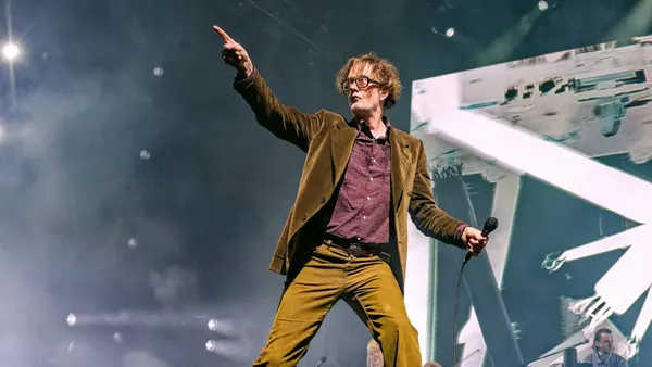 Logotipo de la gira Te Mereces Más de Pulp sobre fondo colorido.