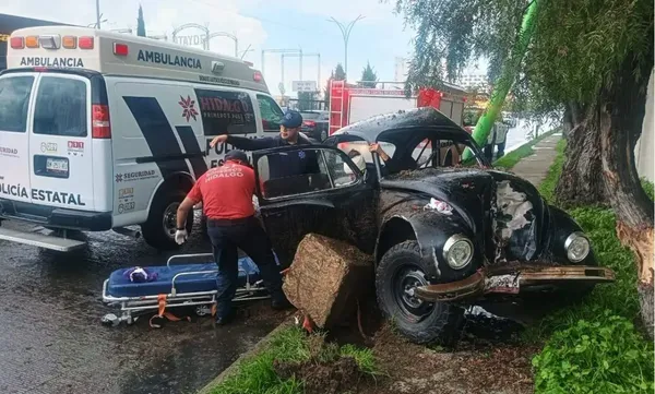 Elementos de Seguridad Pública del Estado y paramédicos atendieron el choque de un Volkswagen sedán contra un poste de alumbrado público en el bulevar Colosio. Foto: SSPH