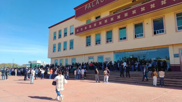 Habitantes Alamoxtitla bloquearon este 13 de agosto los accesos a la Presidencia Municipal de Tulancingo para solicitar que el Ayuntamiento repare varias calles en mal estado de esta localidad.
