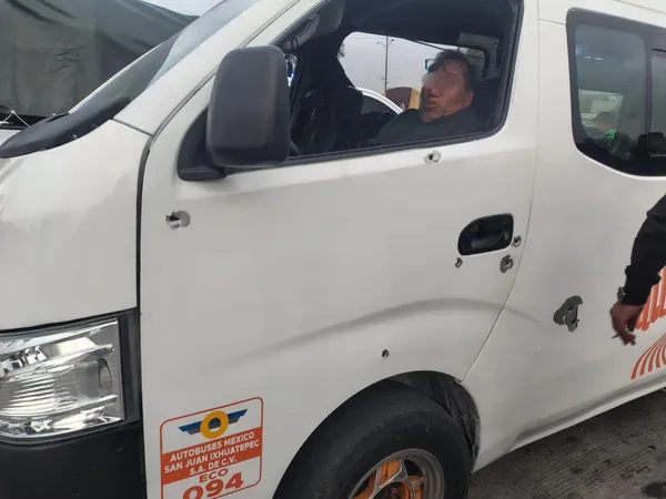 El chofer de 56 años fue trasladado al hospital La Villa donde es atendido tras ser lesionado en el intento de asalto registrado este 11 de noviembre sobre la México-Pachuca.