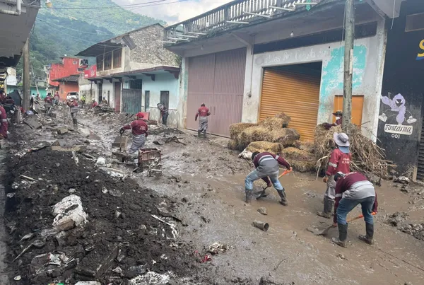 Maquinaria pesada liberando caminos bloqueados por deslaves en Hidalgo.