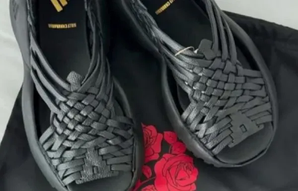 Modelo de sandalias “Oaxaca Slip On” de Adidas con diseño artesanal negro que generó polémica por presunto plagio a la cultura zapotec