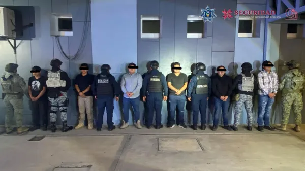 Armas, chalecos balísticos y vehículos asegurados en operativo en Tecozautla