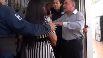 Elementos de la Secretaría de Seguridad Ciudadana intervinieron en la Teleaula municipal de Mineral de la Reforma tras registrarse una riña al finalizar la sesión de Cabildo. Foto: Cortesía