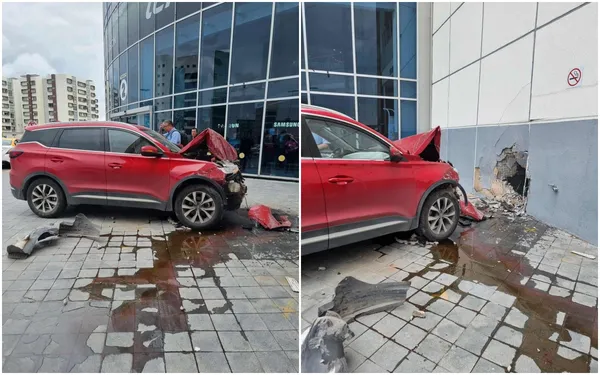 Camioneta chocada contra muro en Galerías Pachuca, con boquete visible en la estructura