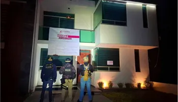 Agentes de la AIC resguardan narcóticos y armas decomisadas en Pachuca.