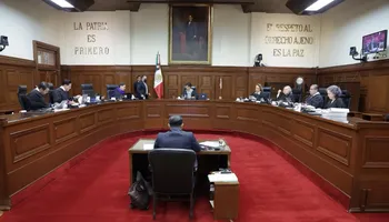 La SCJN determinó que las calificaciones numéricas y la asistencia no son los únicos factores para medir la excelencia educativa en México. Foto: SCJN