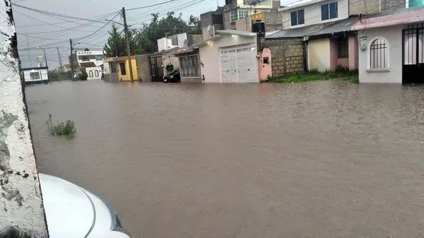 Inundación en calles de un fraccionamiento al sur de Pachuca tras fuertes lluvias.