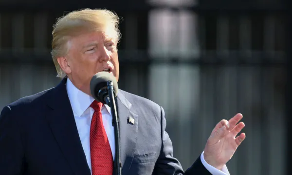 Los mercados en Estados Unidos registraron pérdidas este 20 de enero ante las amenazas arancelarias de Donald Trump a países europeos que intervengan en su objetivo de adueñarse de Groenlandia. Foto: Embajada de EU en México