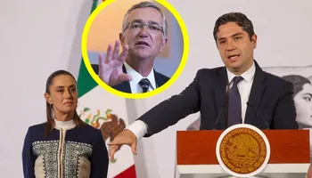 Fotografía de Ricardo Salinas Pliego junto a gráfico de barras descendente que representa el adeudo fiscal.