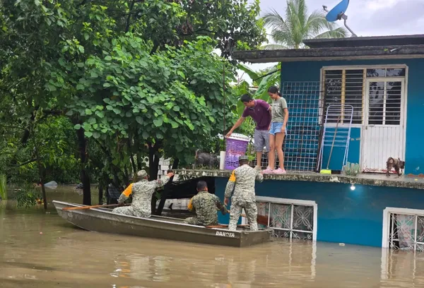 Militares y Protección Civil realizan labores de rescate en comunidades aisladas por las lluvias en Hidalgo
