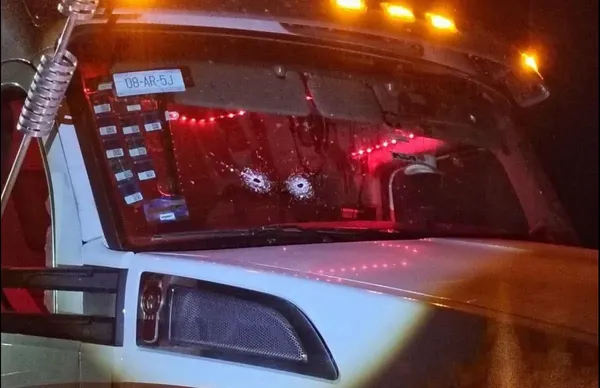 El tráiler que conducía el operador recibió varios disparos de frente y a un costado, mientras circulaba sobre el Arco Norte la noche de este jueves 23 de octubre.