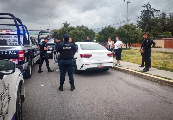 Vehículo Kia blanco intervenido por policías municipales de Pachuca en el bulevar Felipe Ángeles
