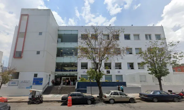 Trabajadores de Telmex realizaron una excavación sobre la banqueta del Centro de Salud, Jesús del Rosal, donde reportaron el hallazgo de presuntos restos humanos.