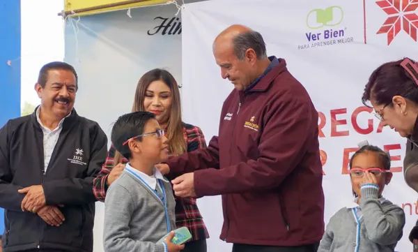 Natividad Castrejón Valdez encabezó la entrega de apoyos visuales del programa 'Ver Bien para Aprender Mejor' en escuelas de Hidalgo, durante el ciclo escolar 2025-2026.