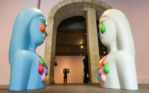 Esculturas contemporáneas de la serie Amelia por Penny Goring en sala morada.