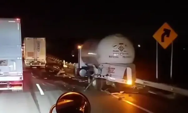 La circulación sobre la autopista Arco Norte permanece cerrada en ambos sentidos a la altura del tramo Calpulalpan-Sanctórum luego del choque entre un tráiler y una pipa de gas.