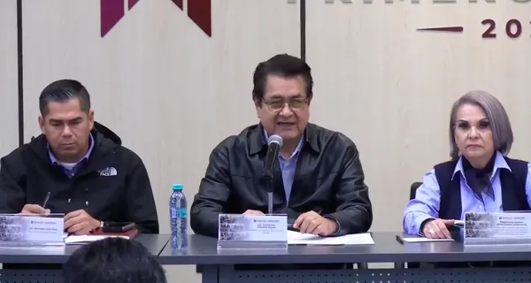 El secretario de Seguridad Pública de Hidalgo, Salvador Cruz Neri; el secretario e Gobierno, Guillermo Olivares; y la magistrada Rebeca Stella Aladro Echeverría, durante la conferencia de prensa de este miércoles 3 de septiembre.