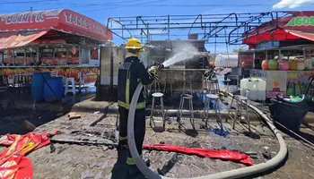 Bomberos de la Secretaría de Seguridad Pública de Hidalgo (SSPH) atendieron el incendio que consumió en su totalidad un puesto de tacos borrachos ubicado sobre la banqueta de Plaza del Valle, en Pachuca. Foto: SSPH