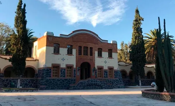 Alumnos de El Mexe exigen contar con las escrituras de la mitad del terreno donde actualmente funcionan tanto la normal rural como un plantel de bachillerato.
