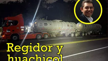 Tractocamión asegurado por la FGR con 66 mil litros de huachicol en la carretera Tuxpan–México.