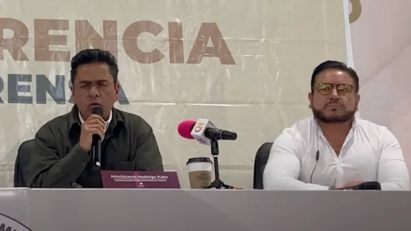 Alcalde Eduardo Medécigo Rubio y mandos policiales en rueda de prensa.