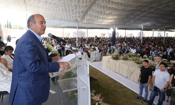 Natividad Castrejón Valdez, titular de la SEPH, junto con Alfonso Zepeda Salas y Said Vargas Sáenz, dirigentes del SNTE, encabezaron la entrega de estímulos y medallas a 1,912 docentes hidalguenses por hasta 50 años de labor educativa.