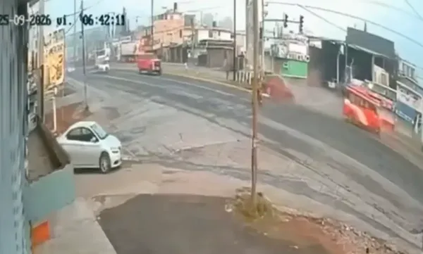 Elementos de seguridad y emergencia atendieron el percance vial entre un auto particular y un colectivo sobre la carretera Pachuca-Tulancingo.